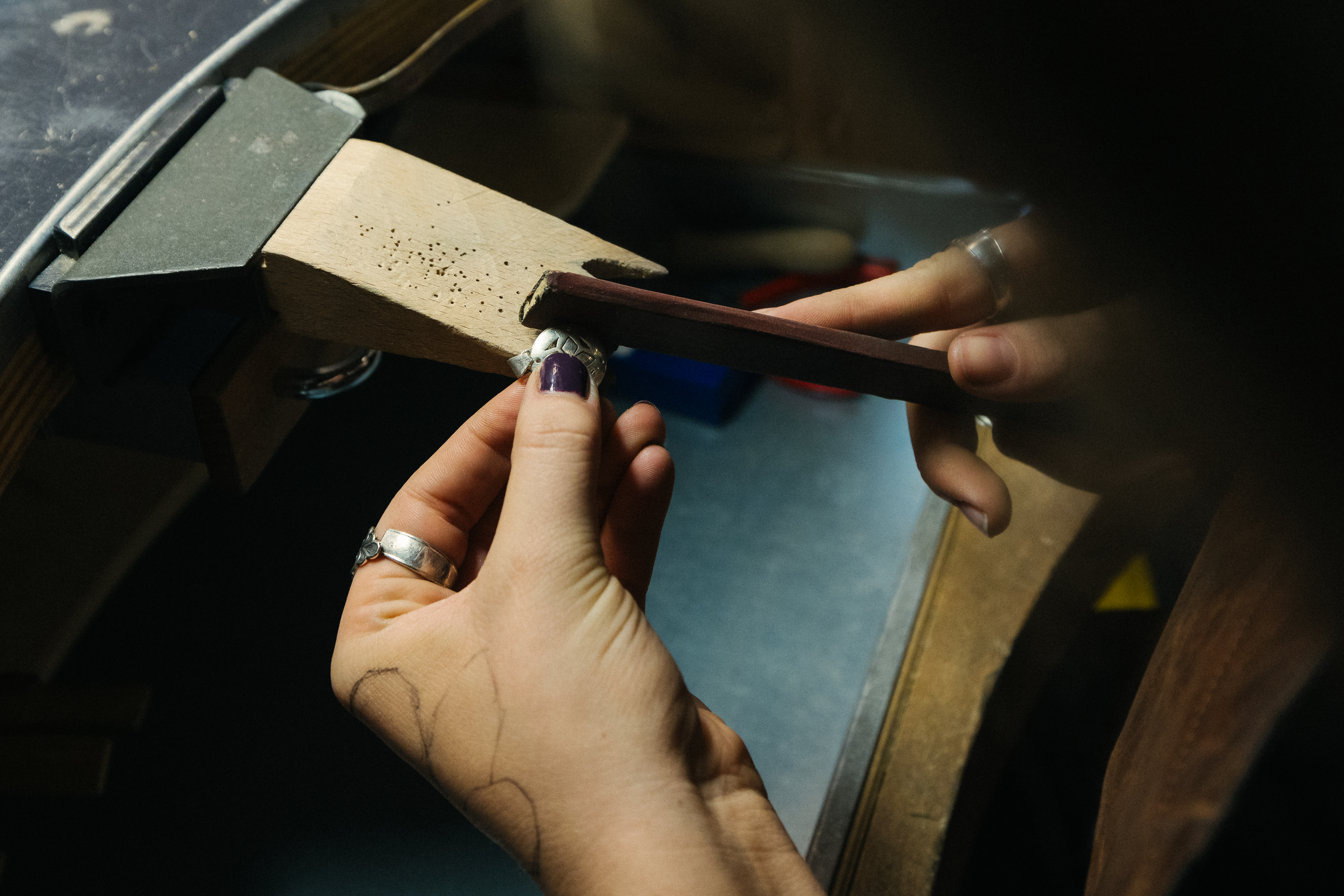 en person som holder en kniv