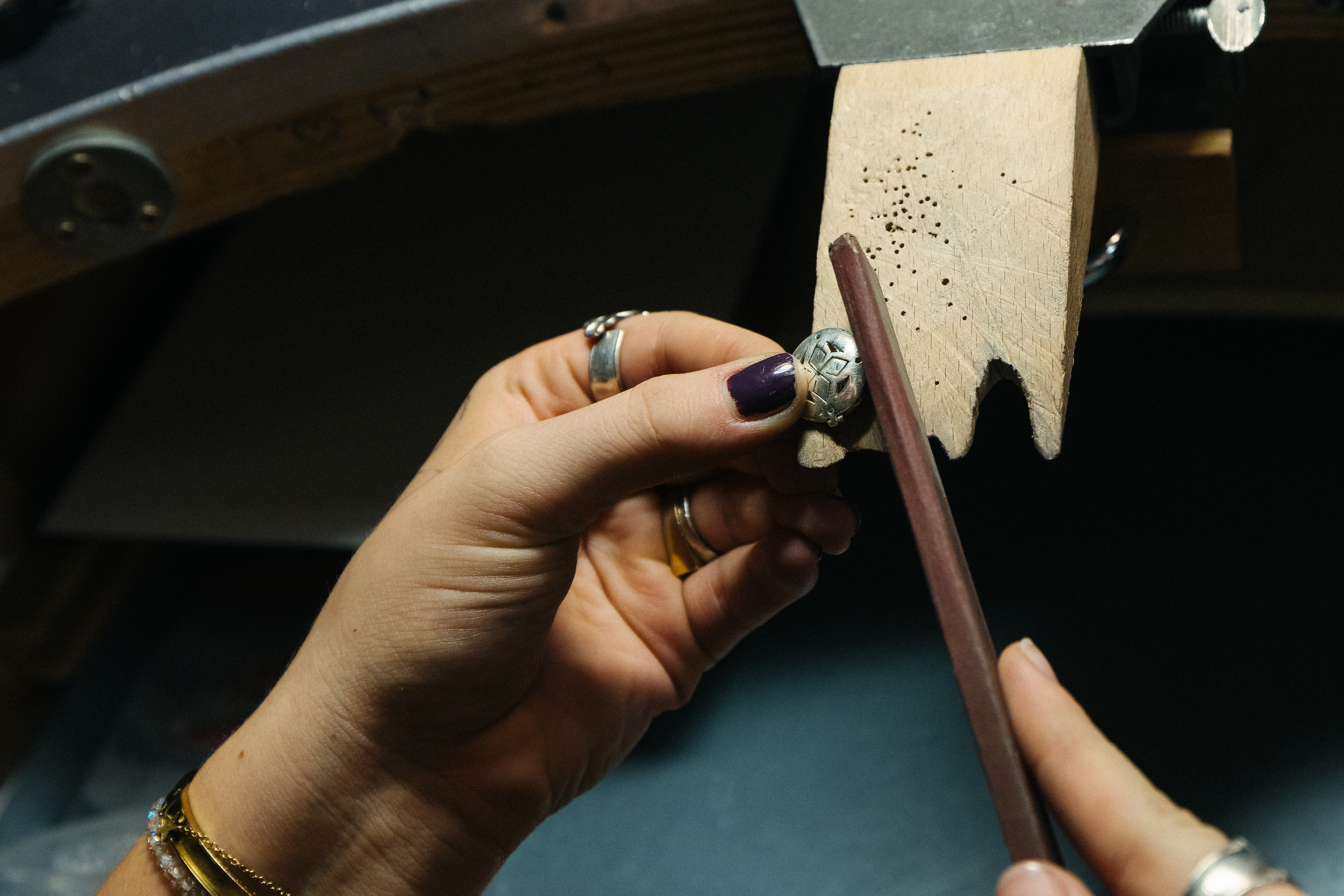 en person som holder en pistol