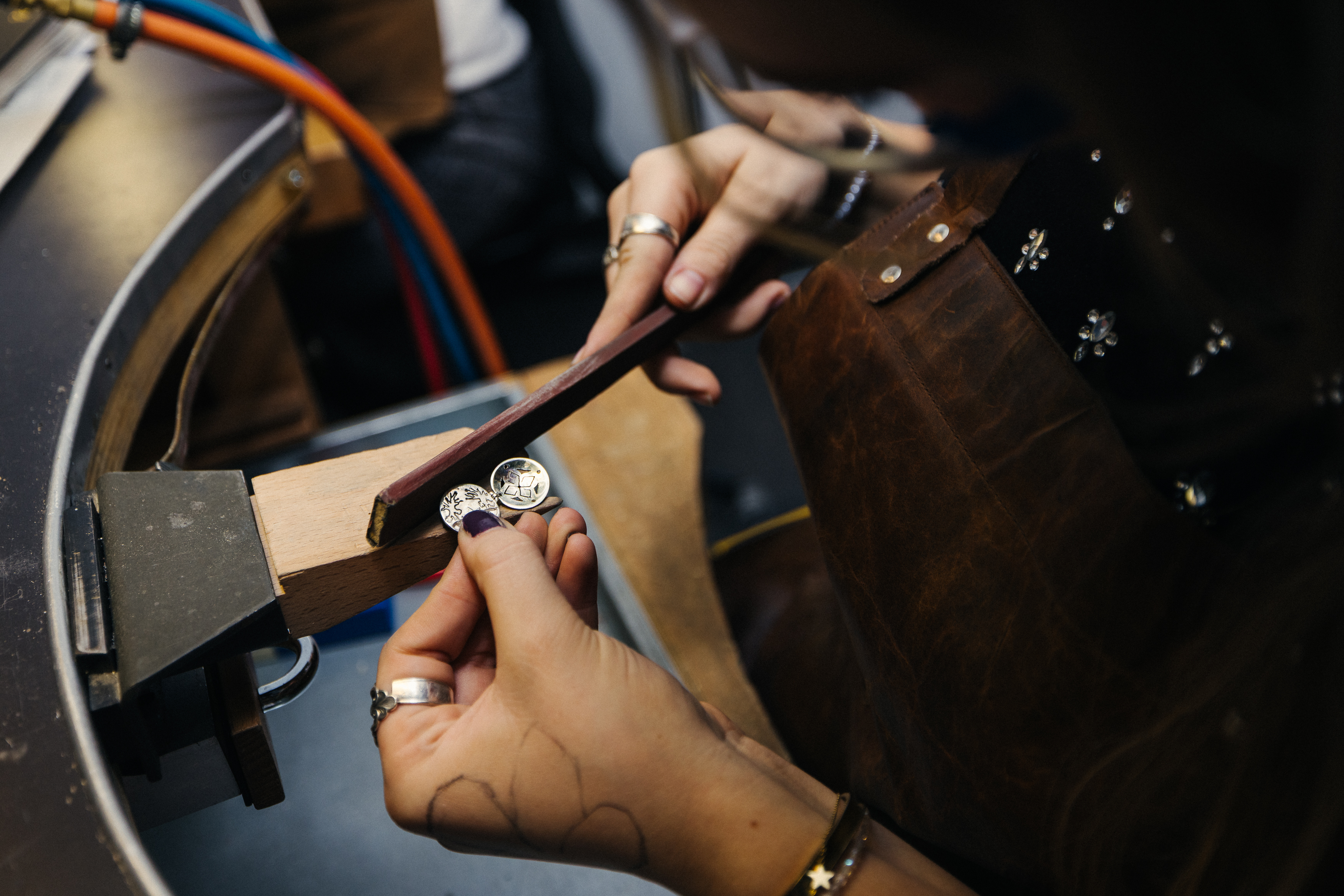 en person som holder en gitar