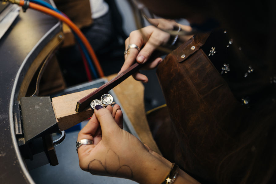 en person som holder en gitar