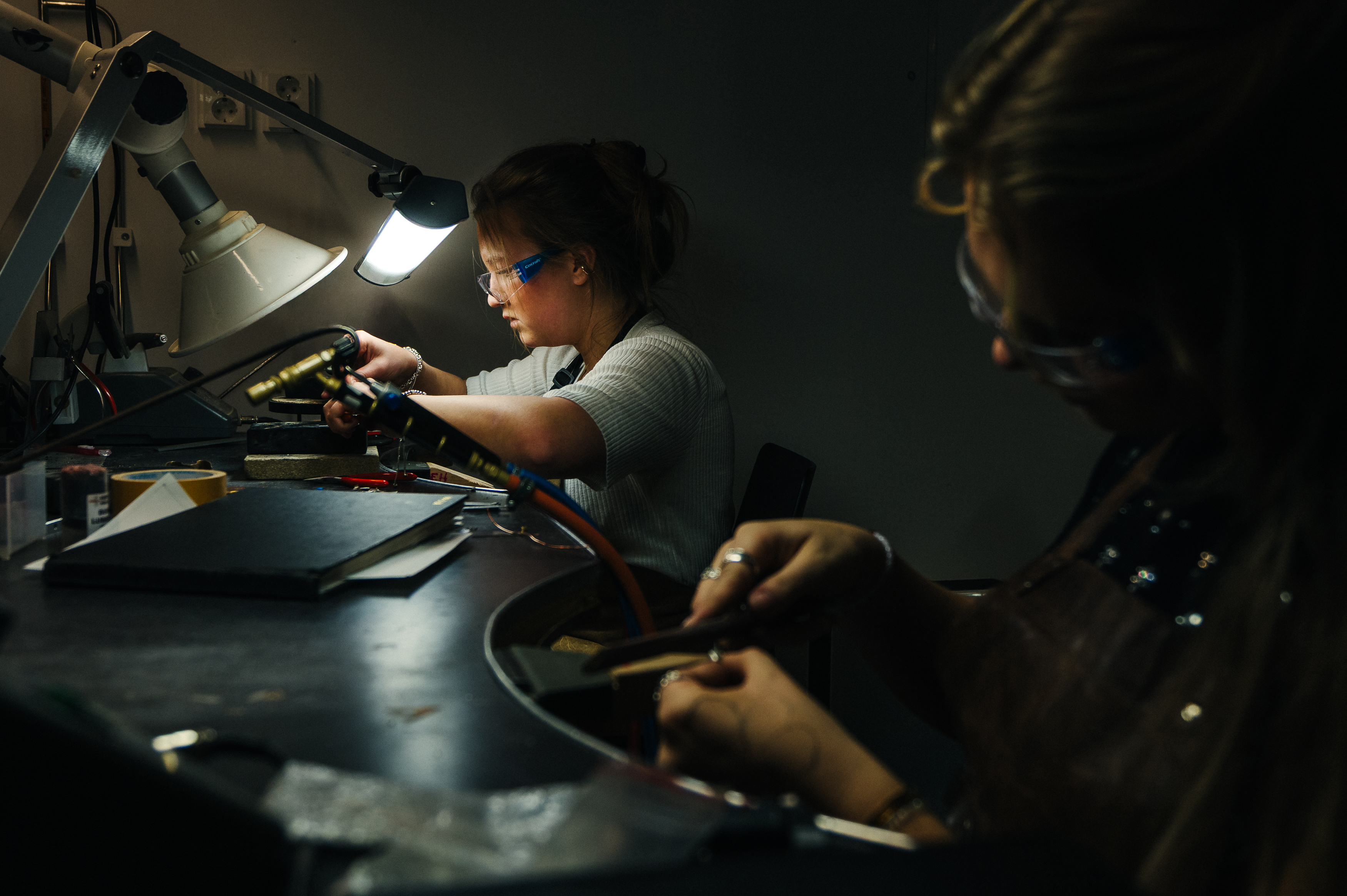 et par personr som ser i mikroskop