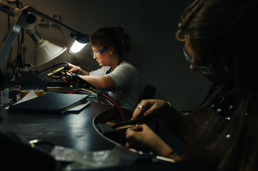 et par personr som ser i mikroskop