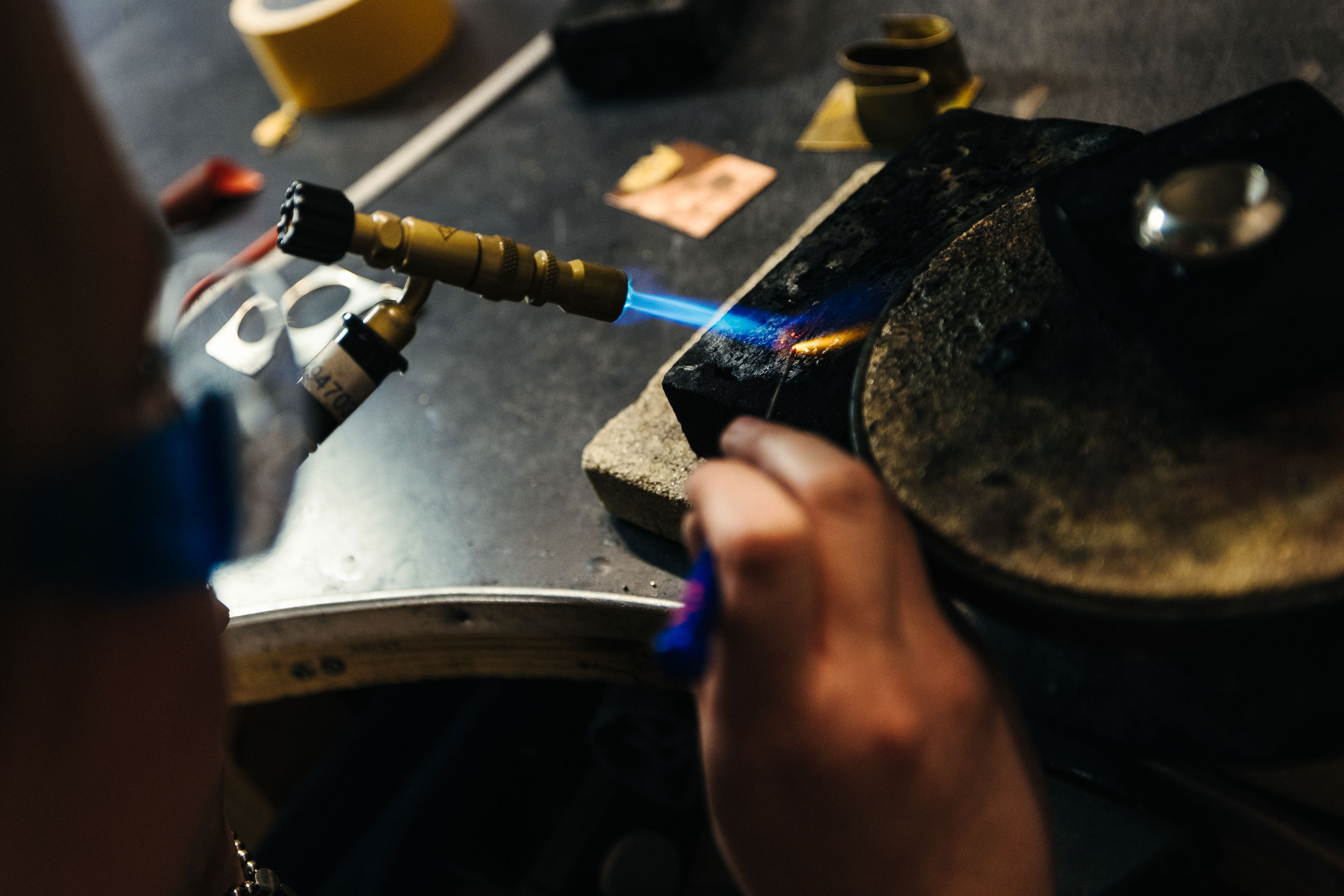 en person som spiller et musikkinstrument
