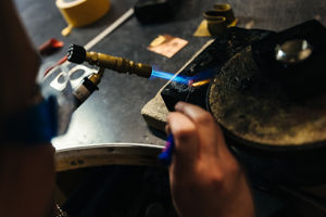 en person som spiller et musikkinstrument