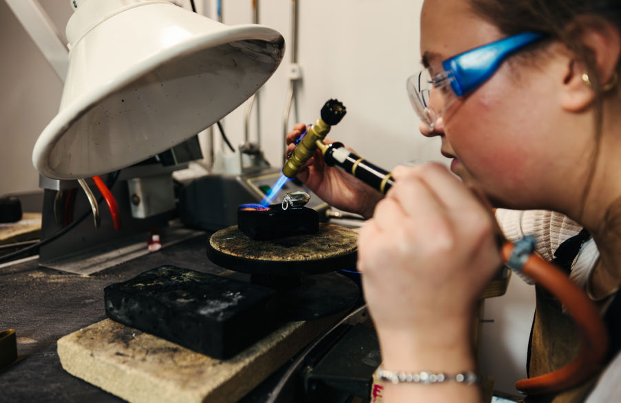 en person som bruker et mikroskop