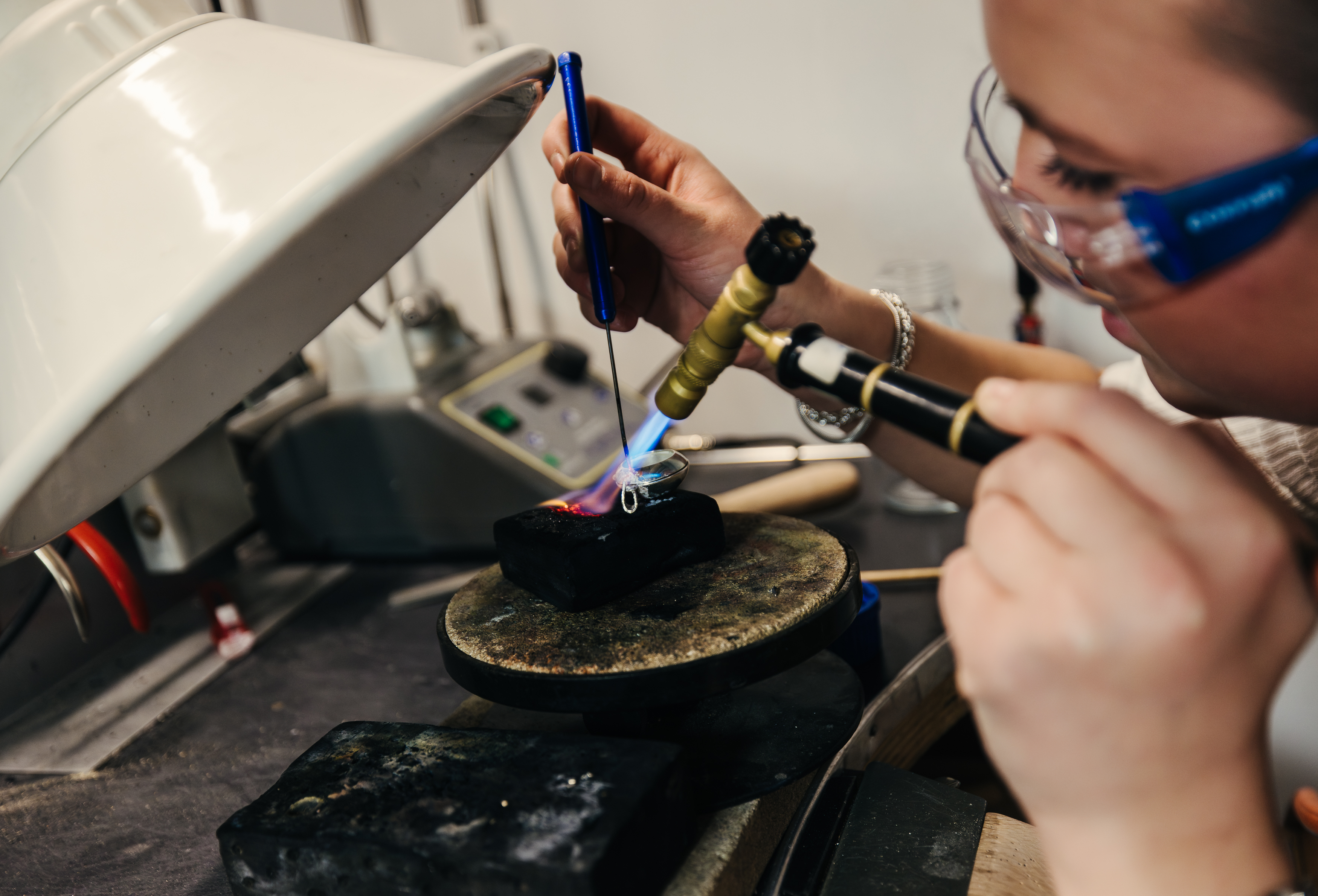 en person som bruker et verktøy på en maskin
