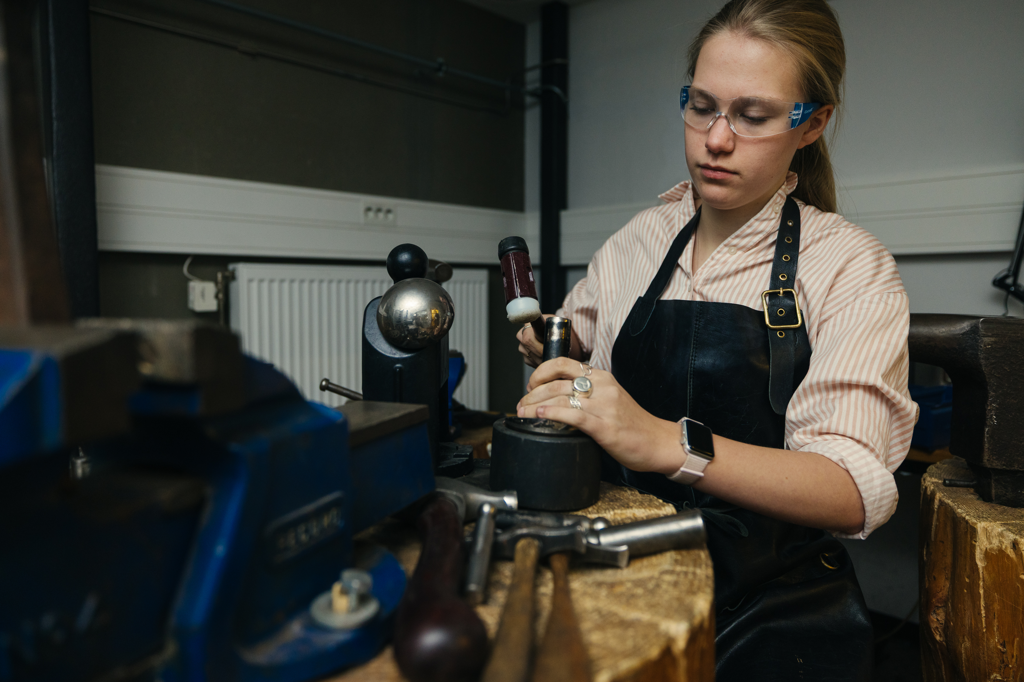en person som jobber på en fabrikk