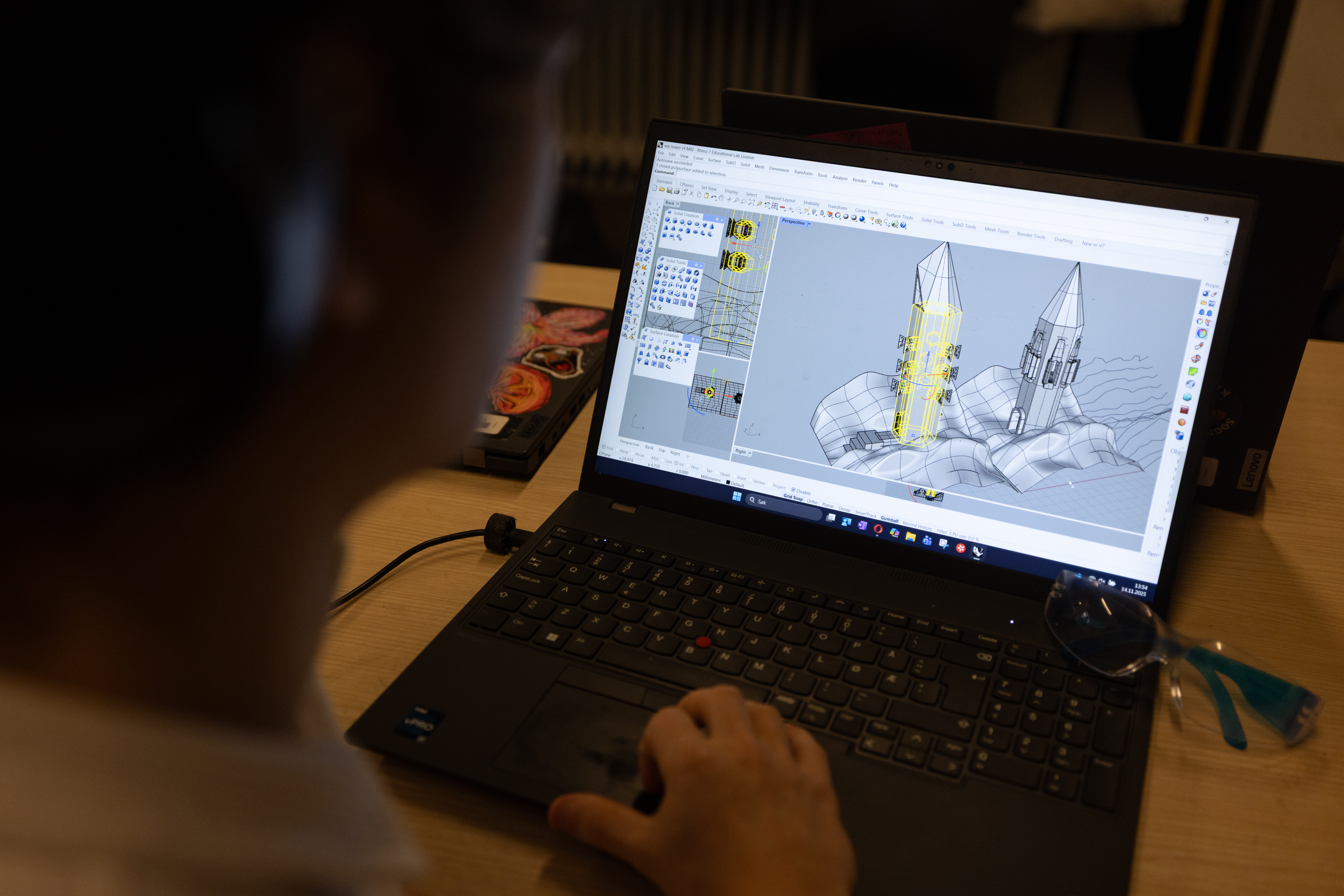 En person som bruker en bærbar PC