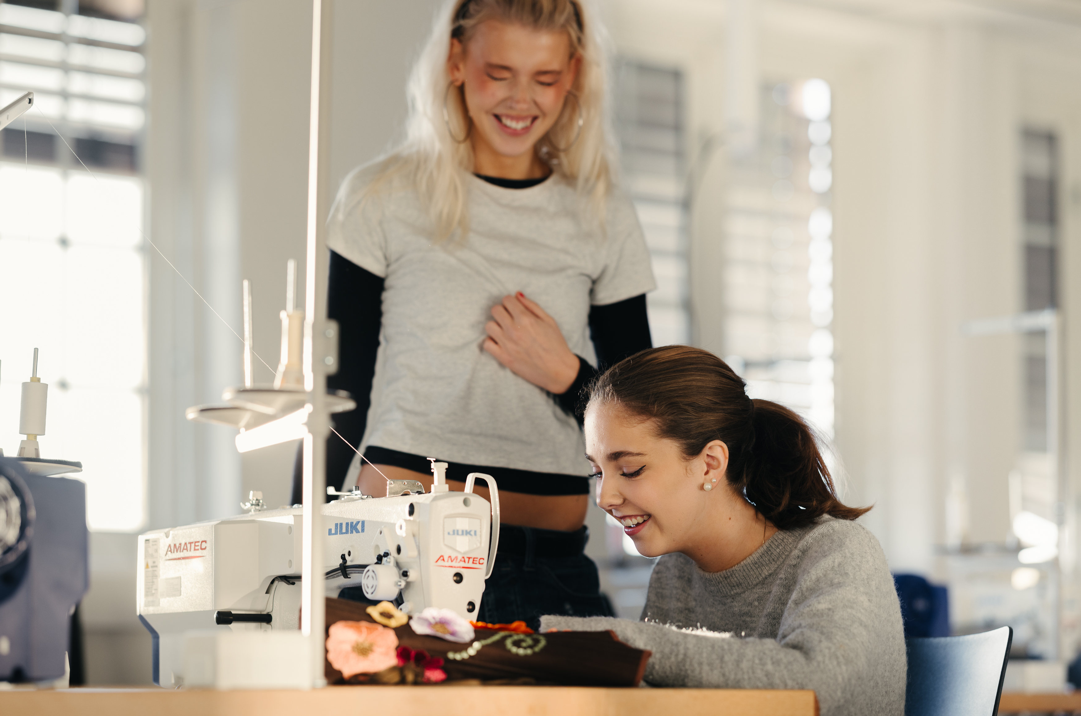 en person som viser noe til en person