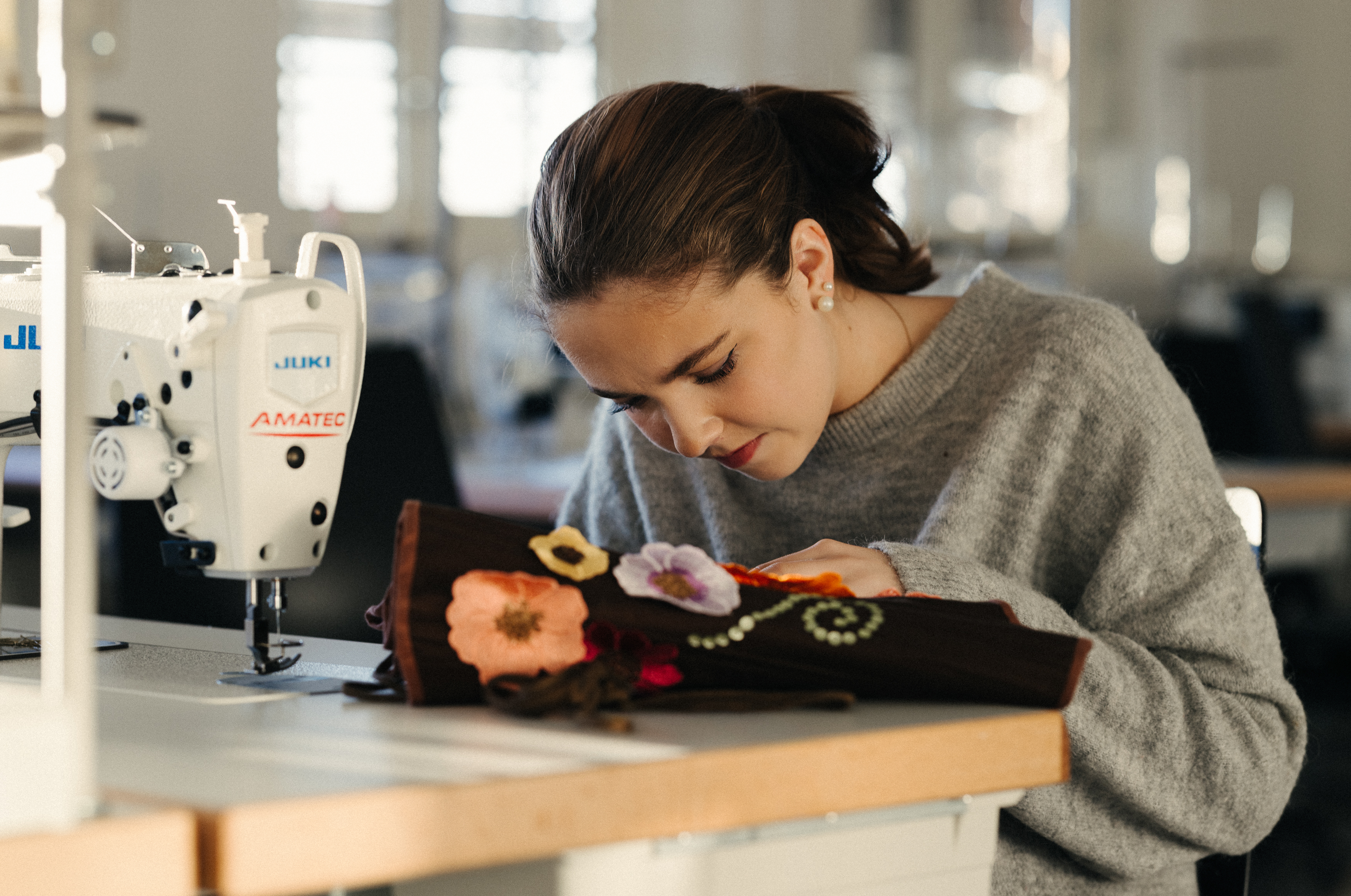 En person som ser på et nettbrett