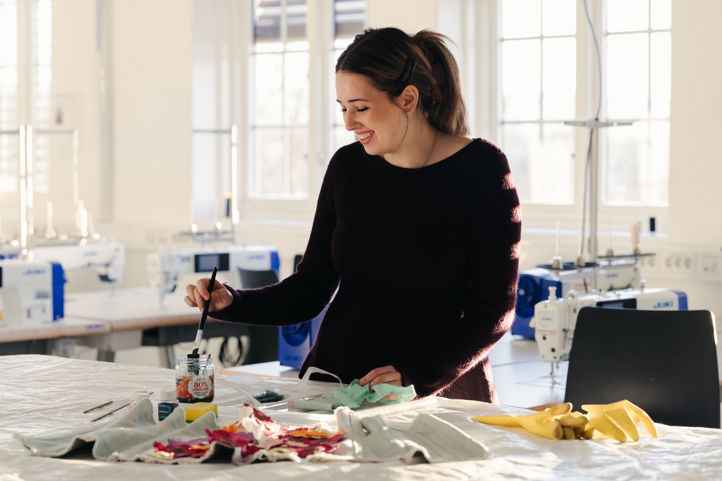 en person i svart kjole