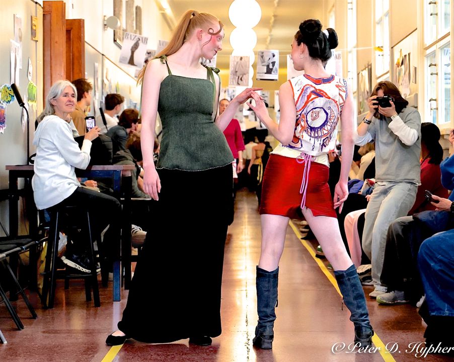 To personr som danser i et rom