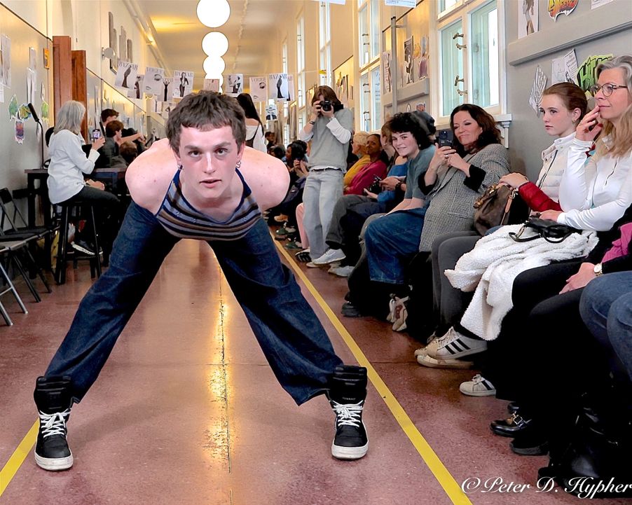 en person som danser foran en gruppe mennesker