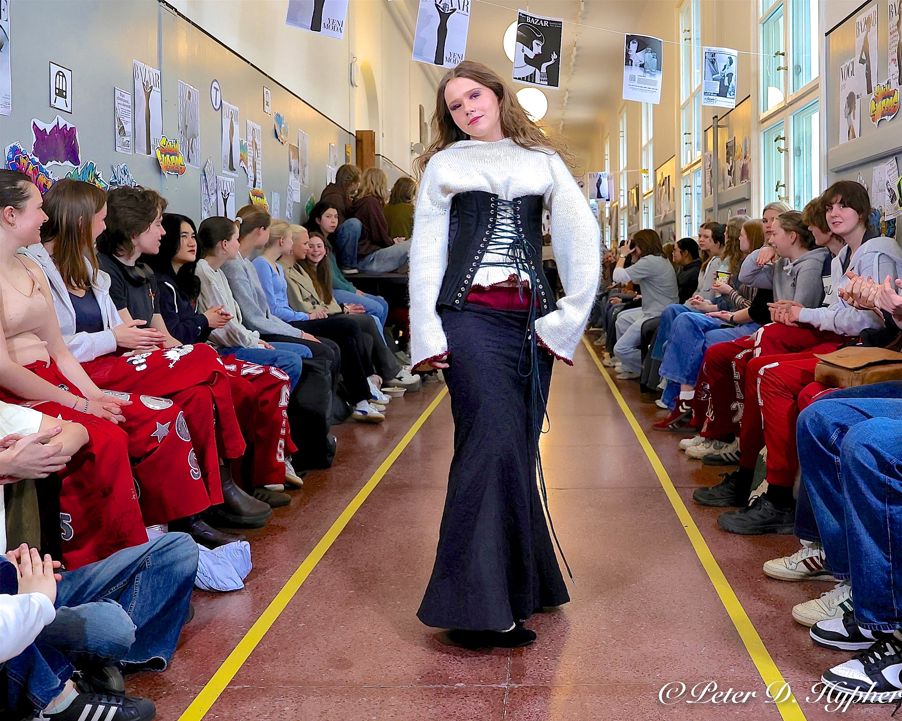 en person som står foran en folkemengde