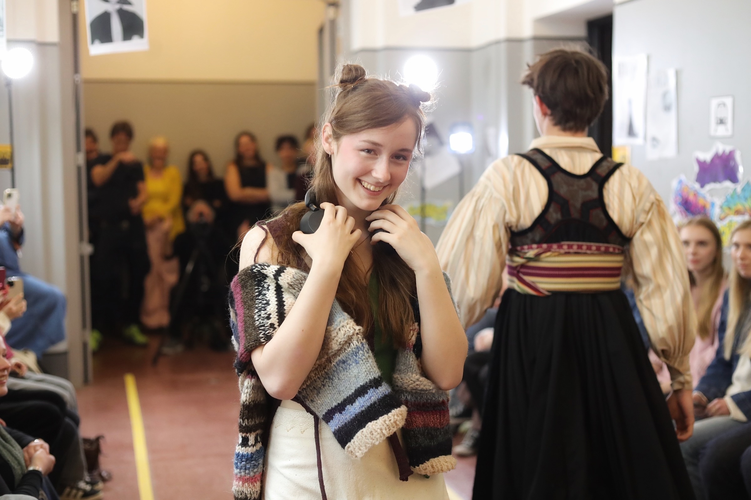 en person med håret i hestehale