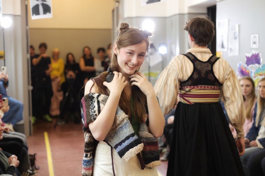 en person med håret i hestehale