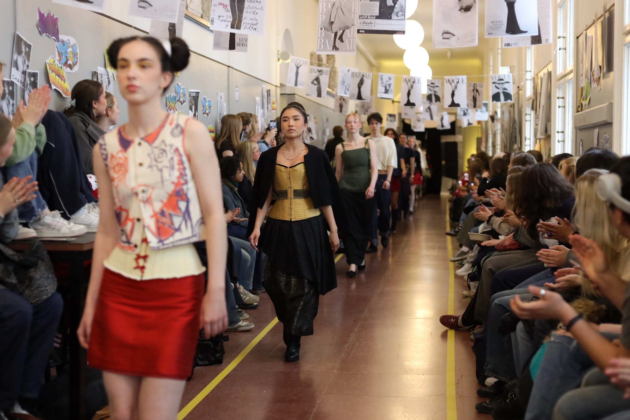 en gruppe mennesker i et rom