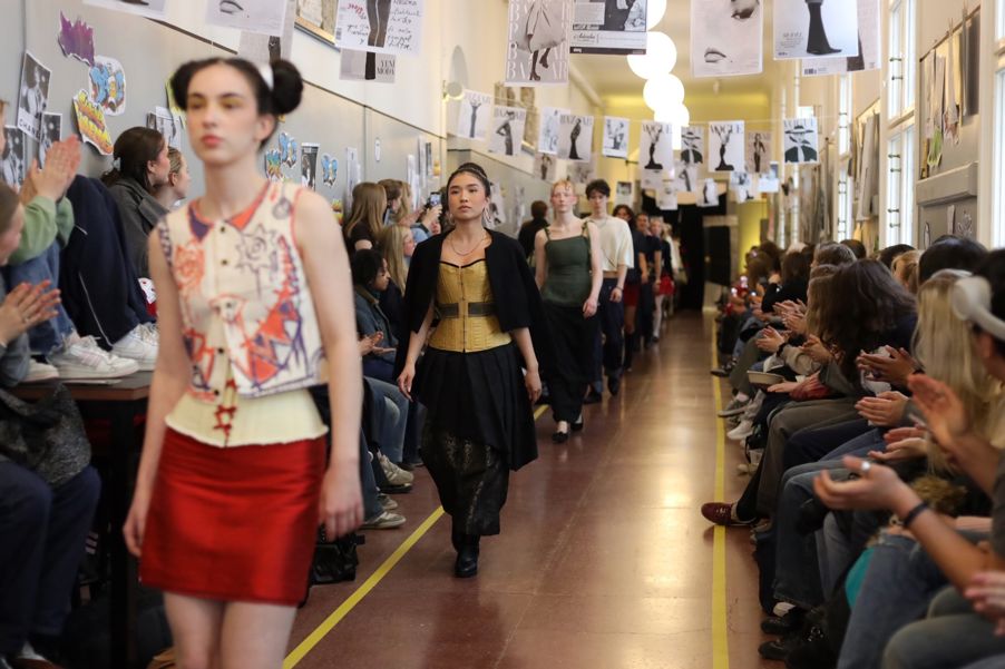 en gruppe mennesker i et rom