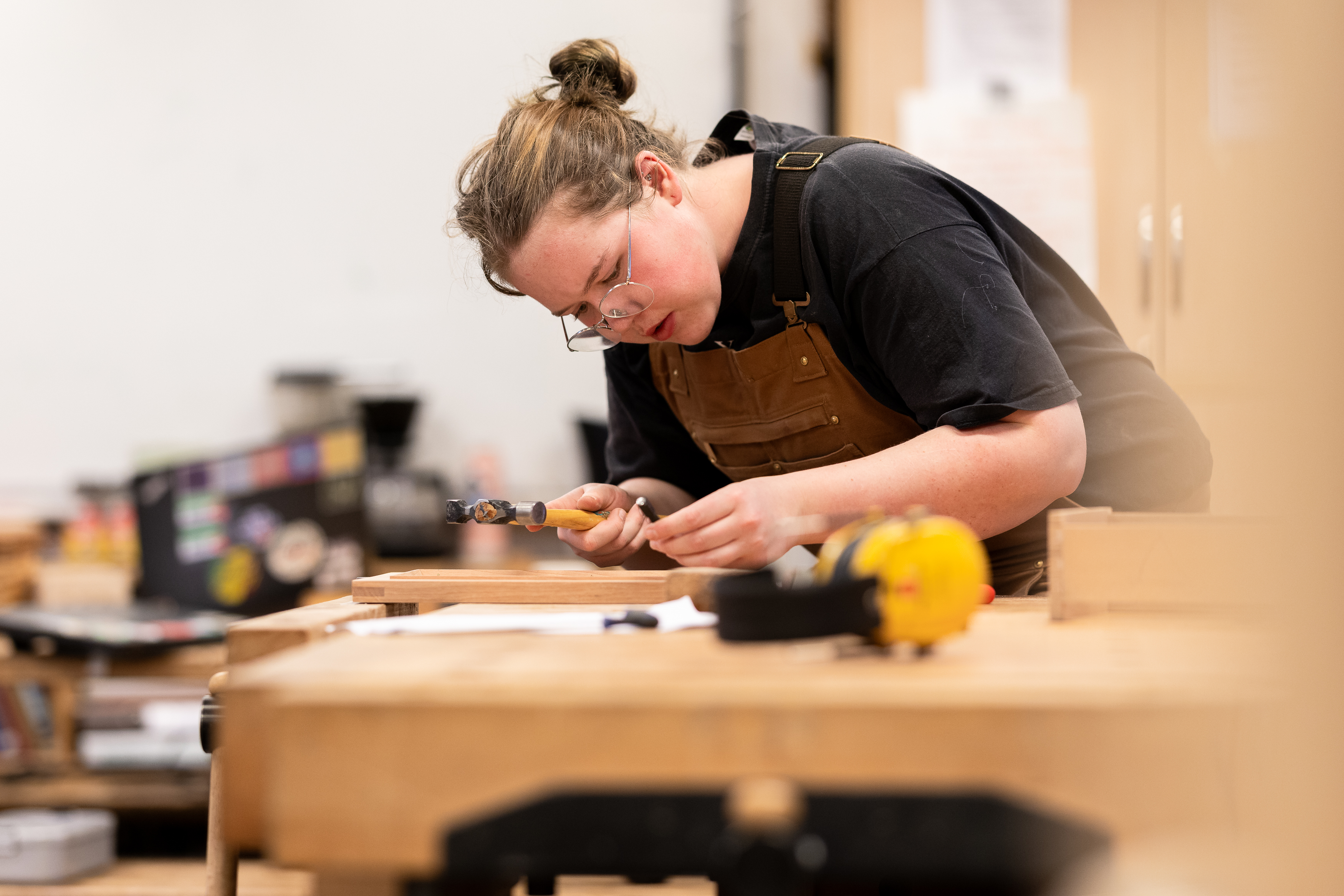 en person som jobber med et prosjekt