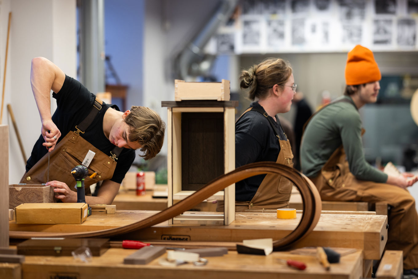 en gruppe mennesker som jobber med et prosjekt