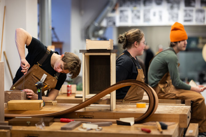 en gruppe mennesker som jobber med et prosjekt