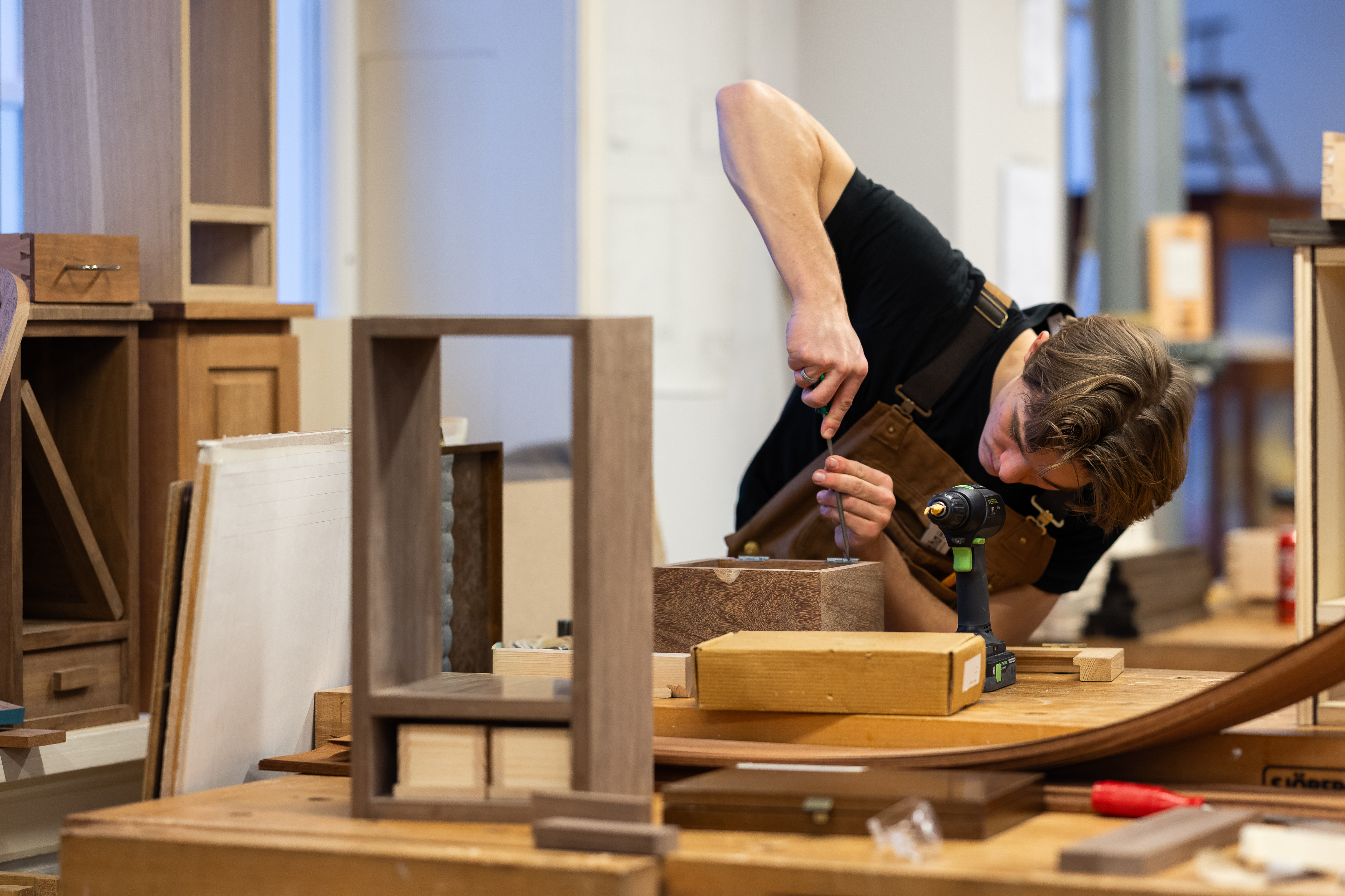 en person som jobber med en trekonstruksjon