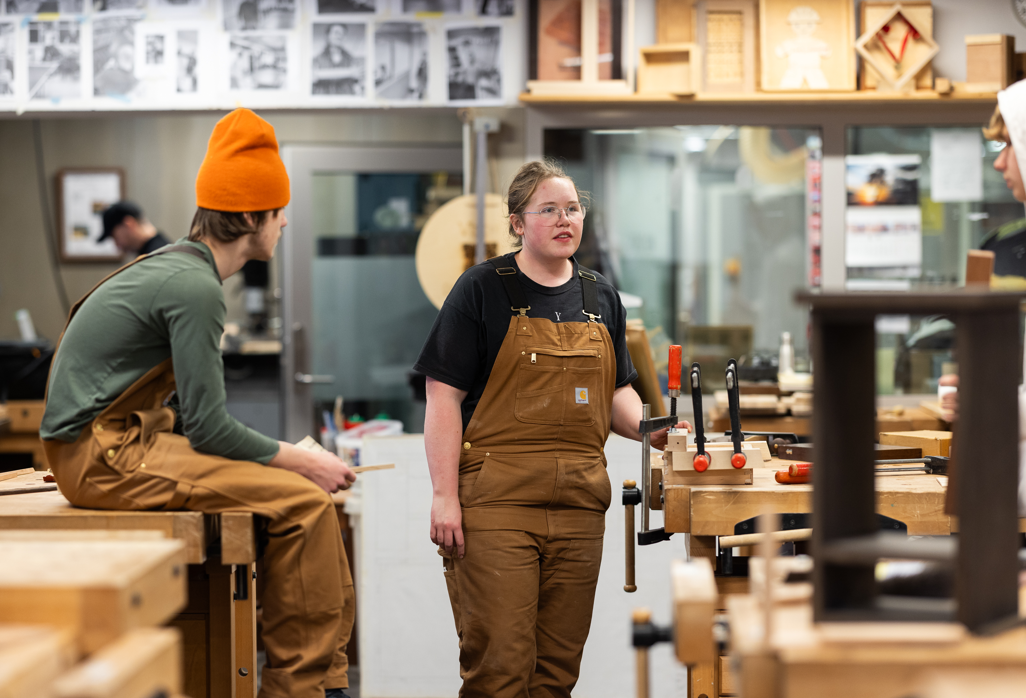 en person og en person i en fabrikk