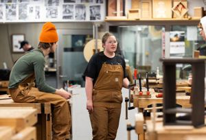 en person og en person i en fabrikk