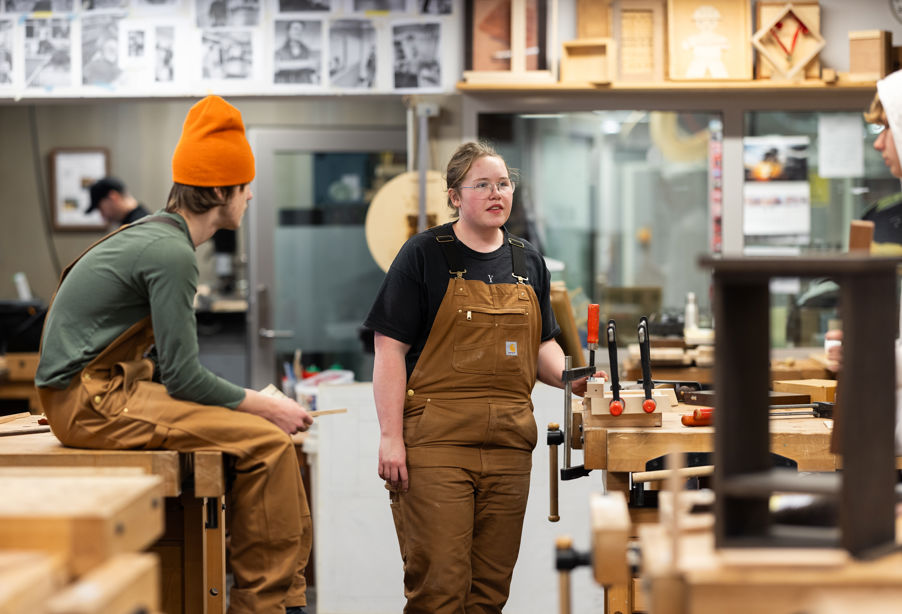 en person og en person i en fabrikk