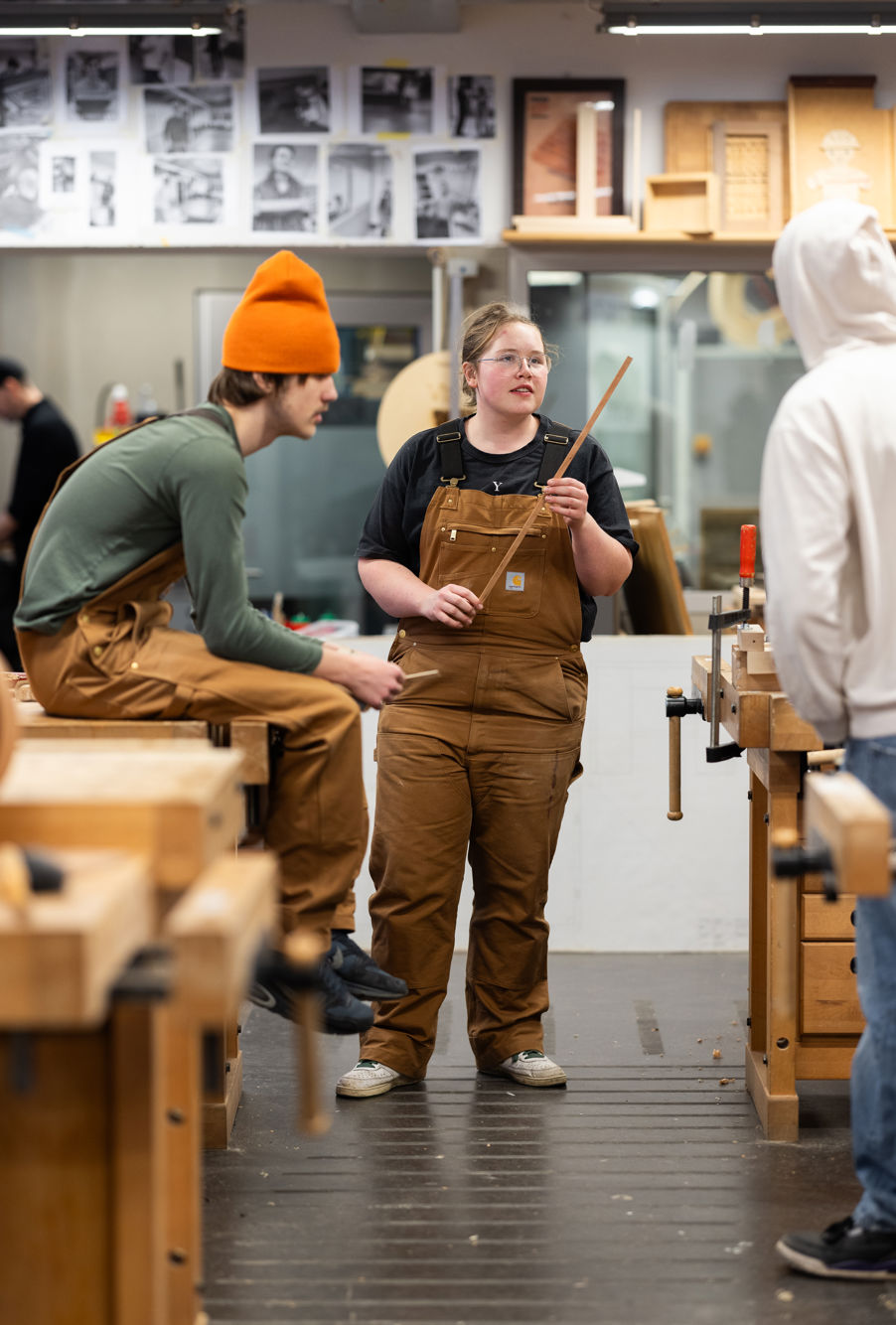 en person som holder bue og pil