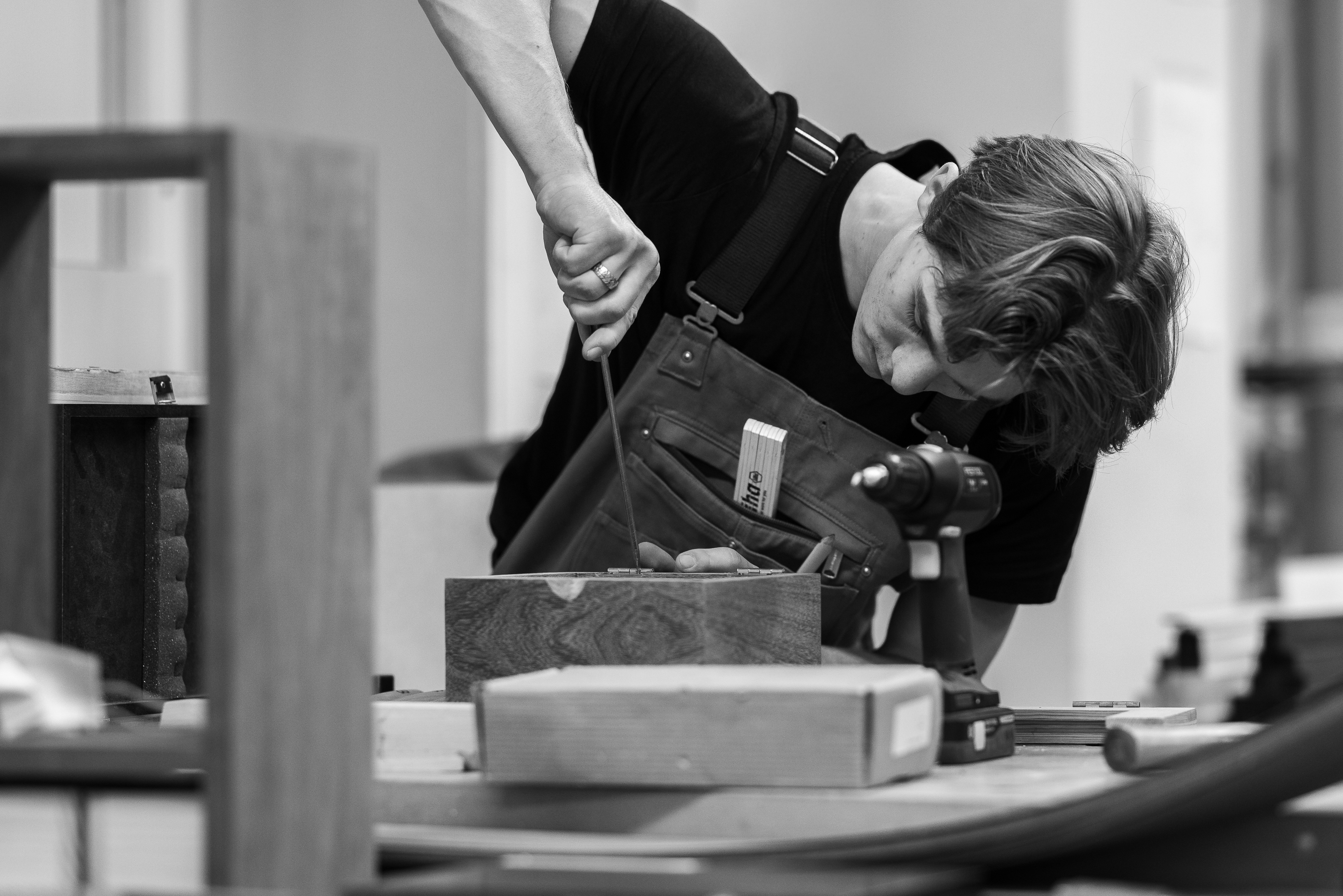 en person som ser gjennom et mikroskop