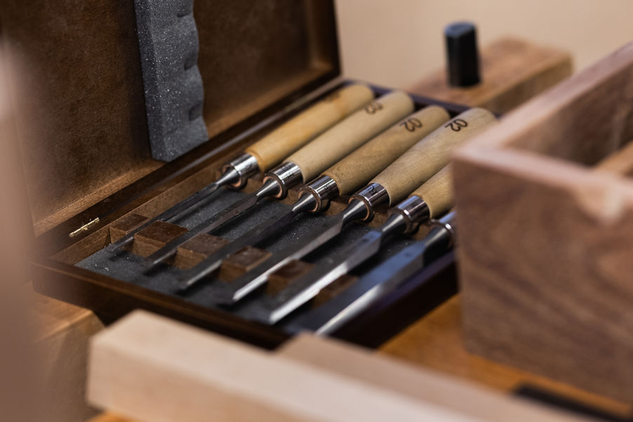 en skrivemaskin på et bord