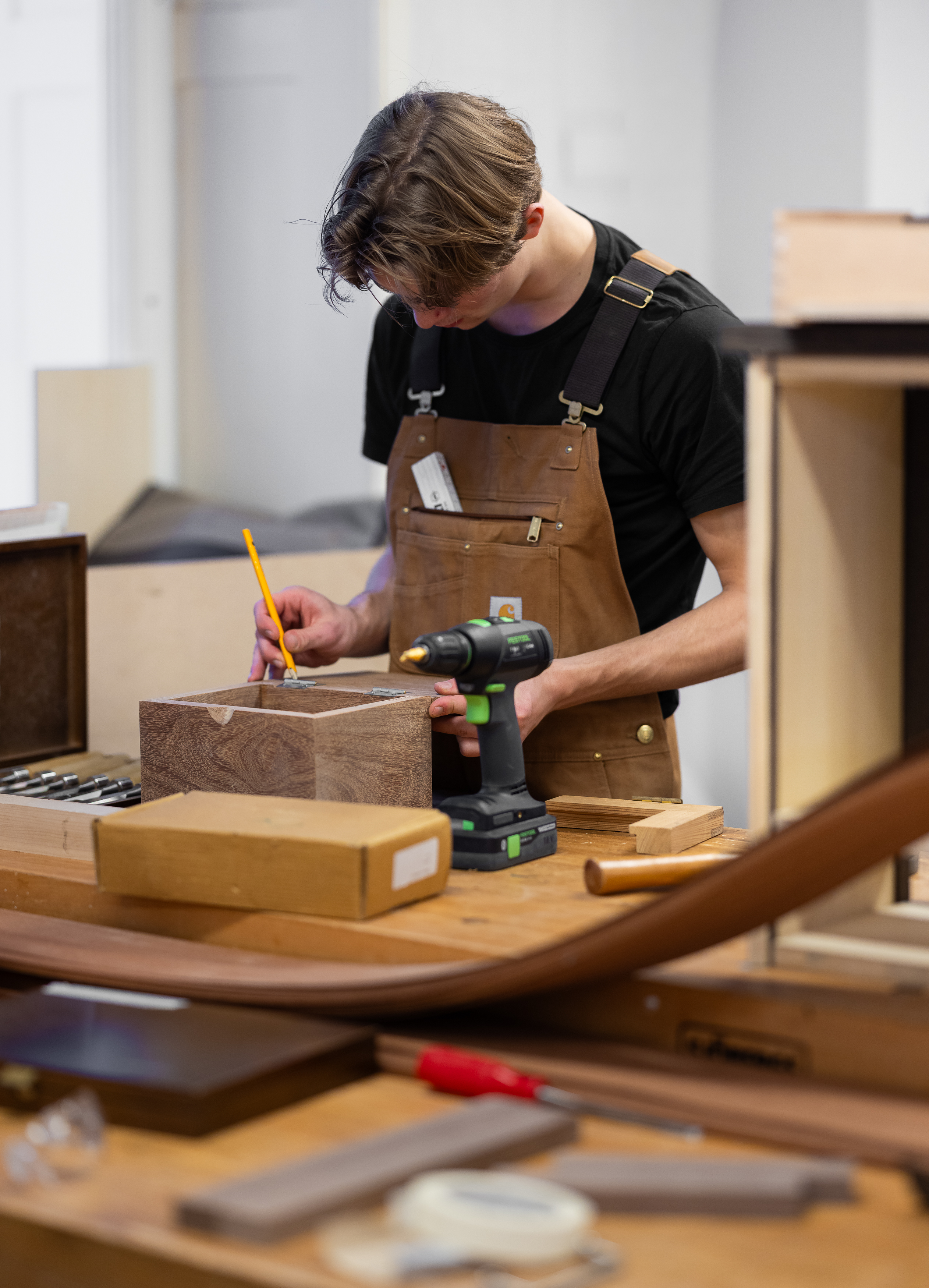 en person som bruker et mikroskop