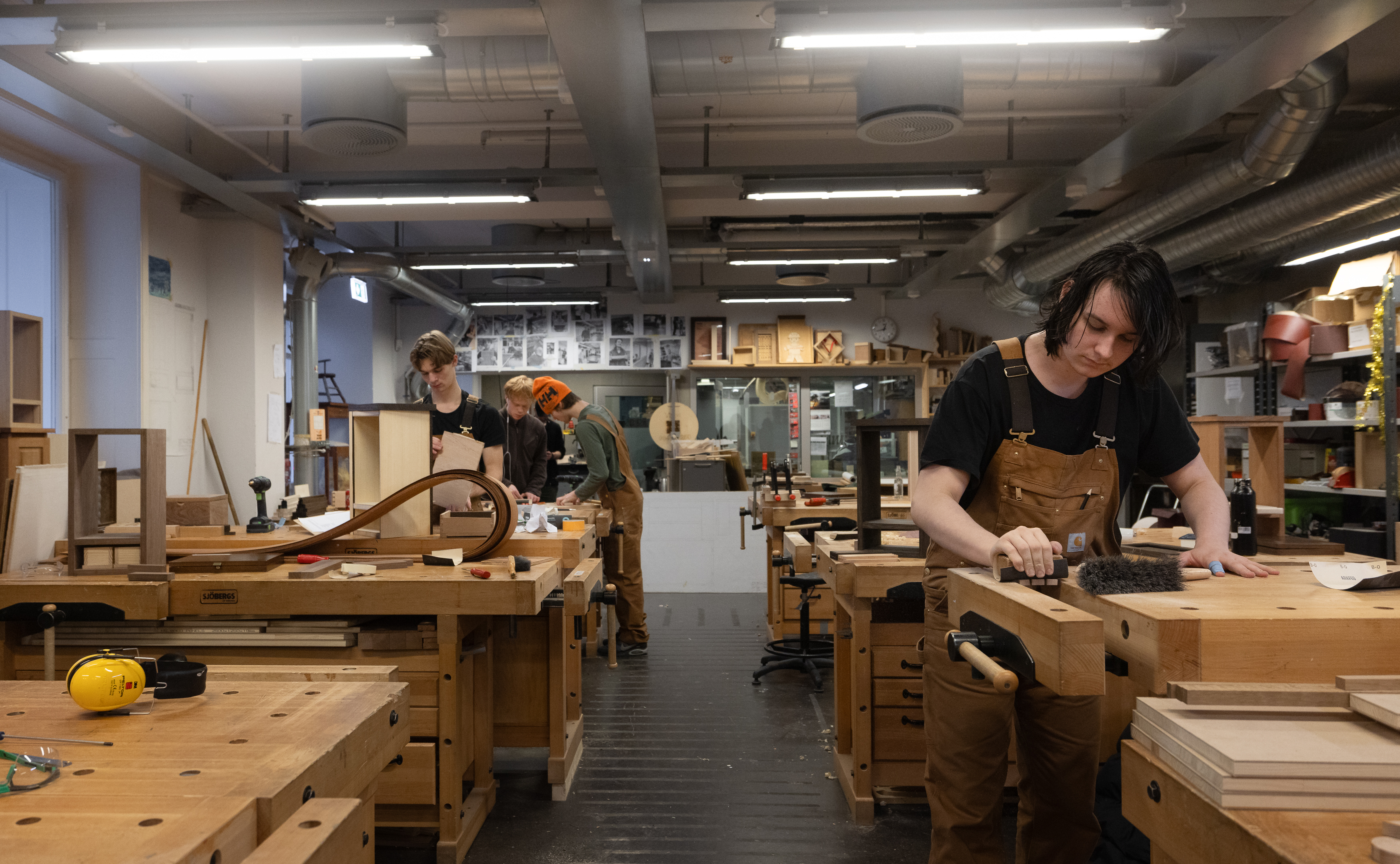 en person i et verksted