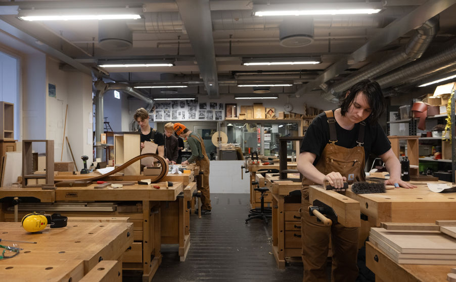 en person i et verksted