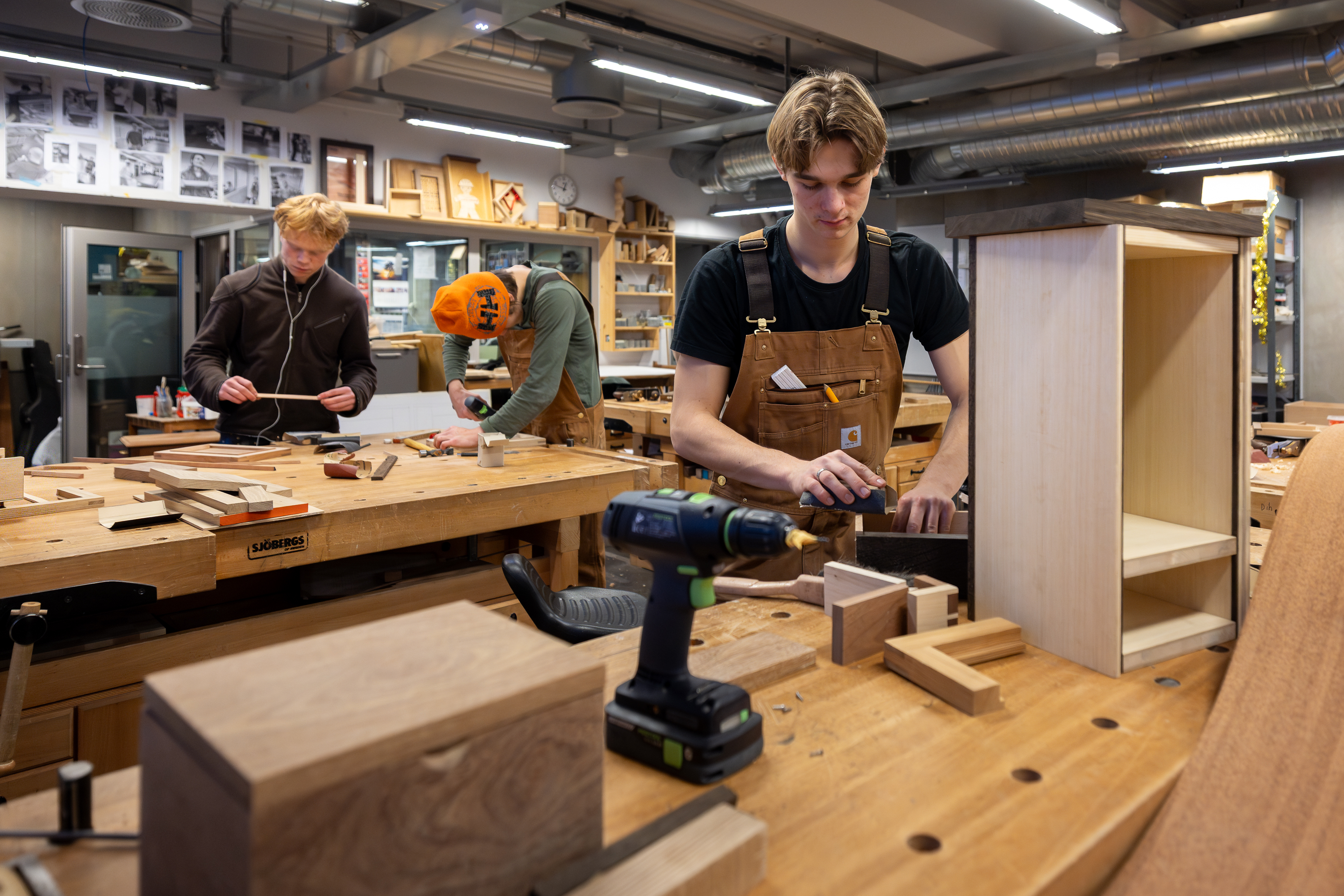 en person som jobber på en fabrikk