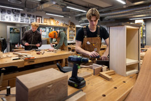 en person som jobber på en fabrikk