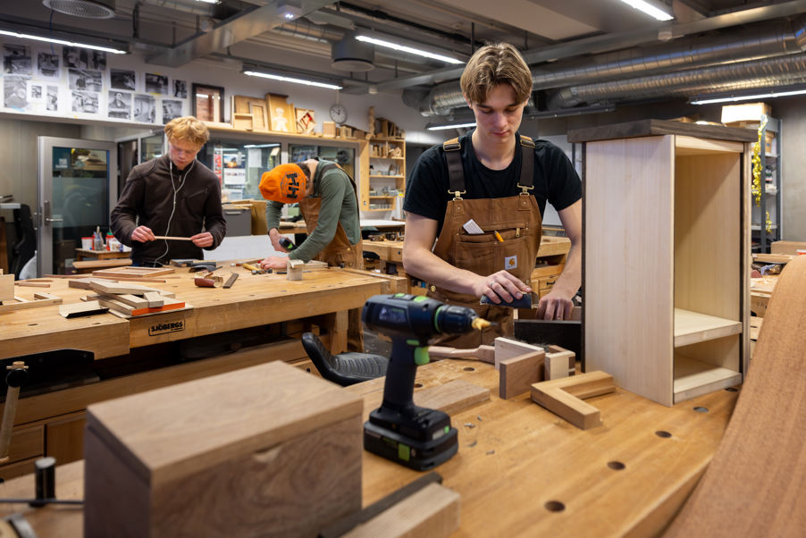 en person som jobber på en fabrikk
