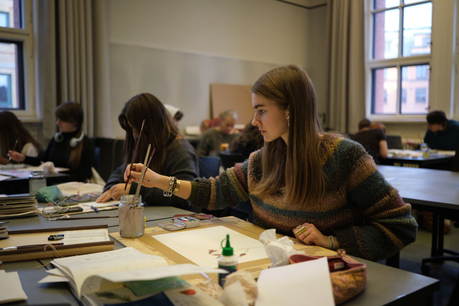 en person som sitter ved et bord