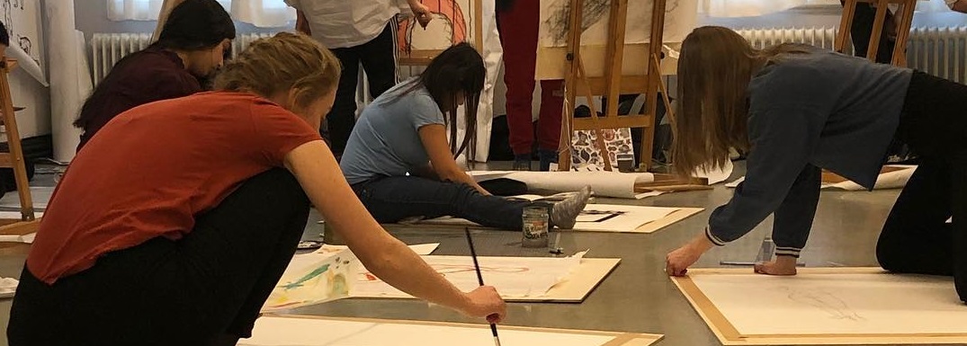 en gruppe mennesker som driver med håndverk