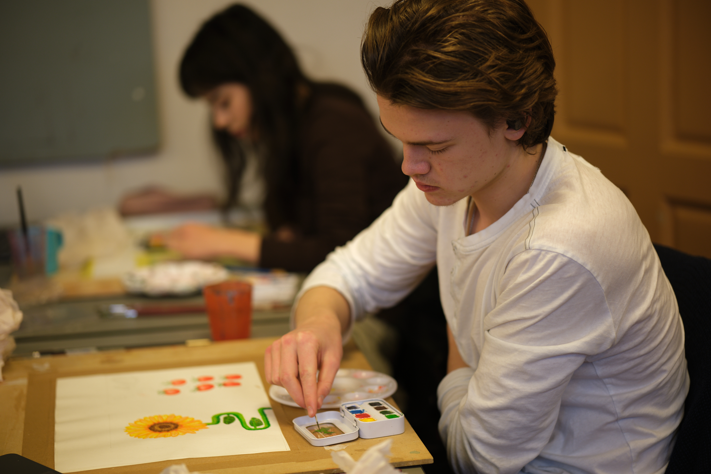 en person som maler på et bord