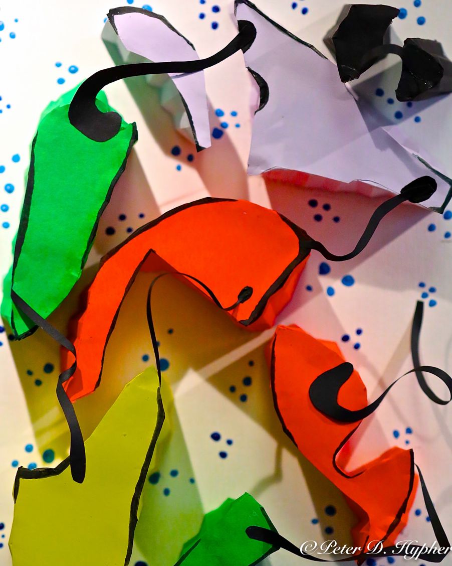 et maleri av en fargerik fugl et maleri av en fargerik fugl