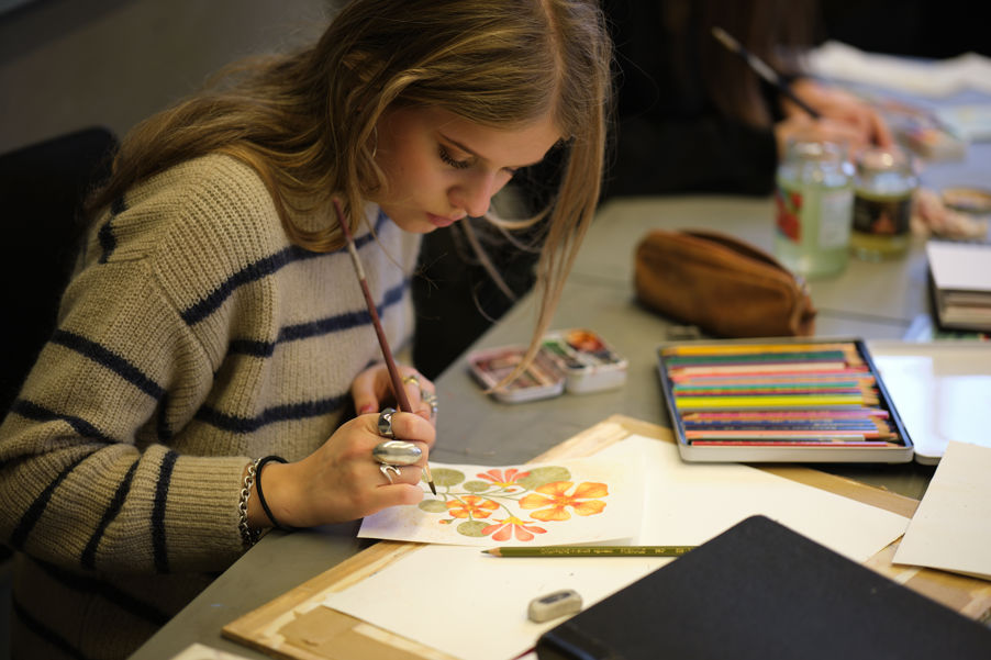 en person som skriver på et ark en person som skriver på et ark