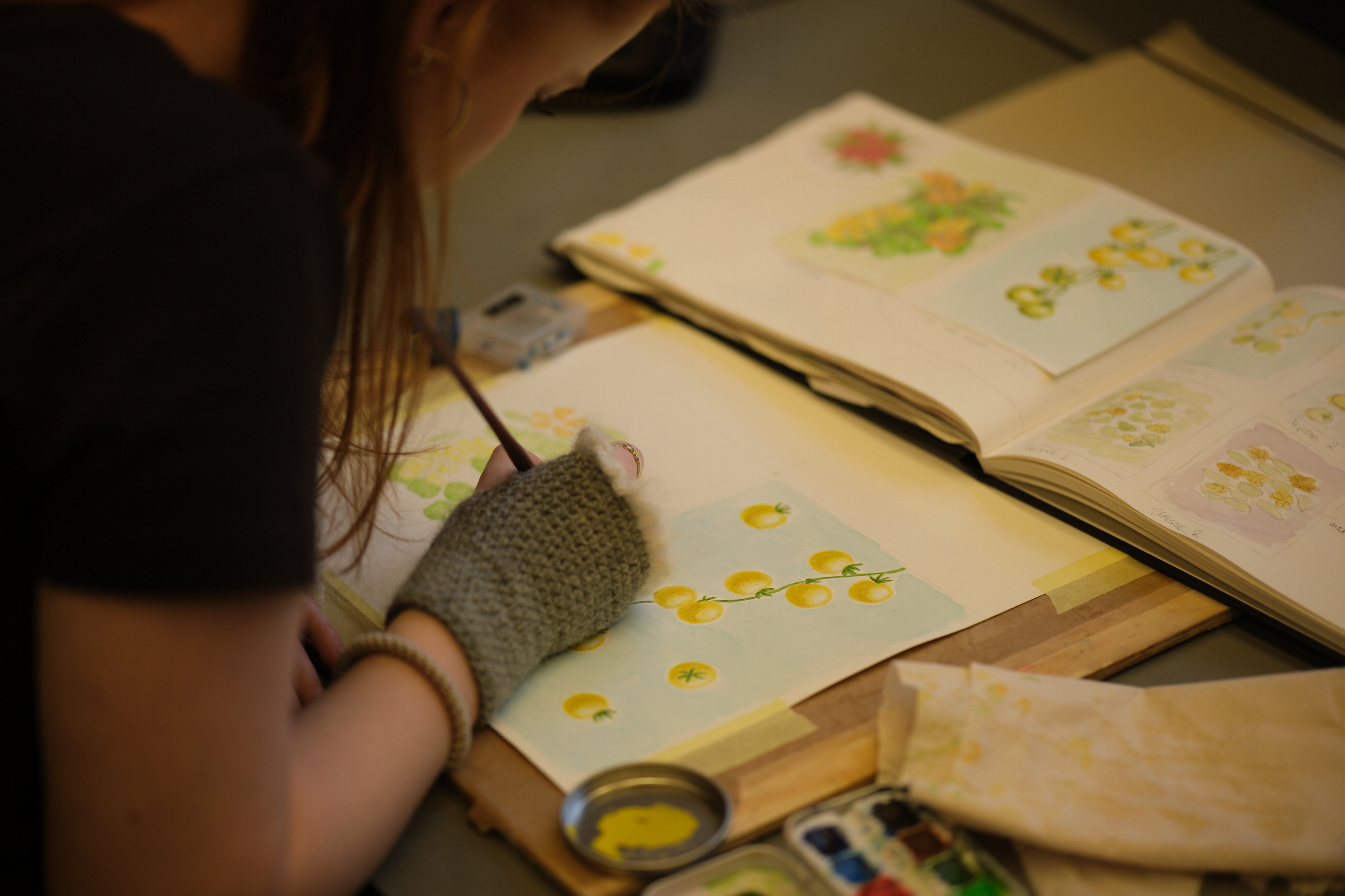 et barn som tegner på et papir