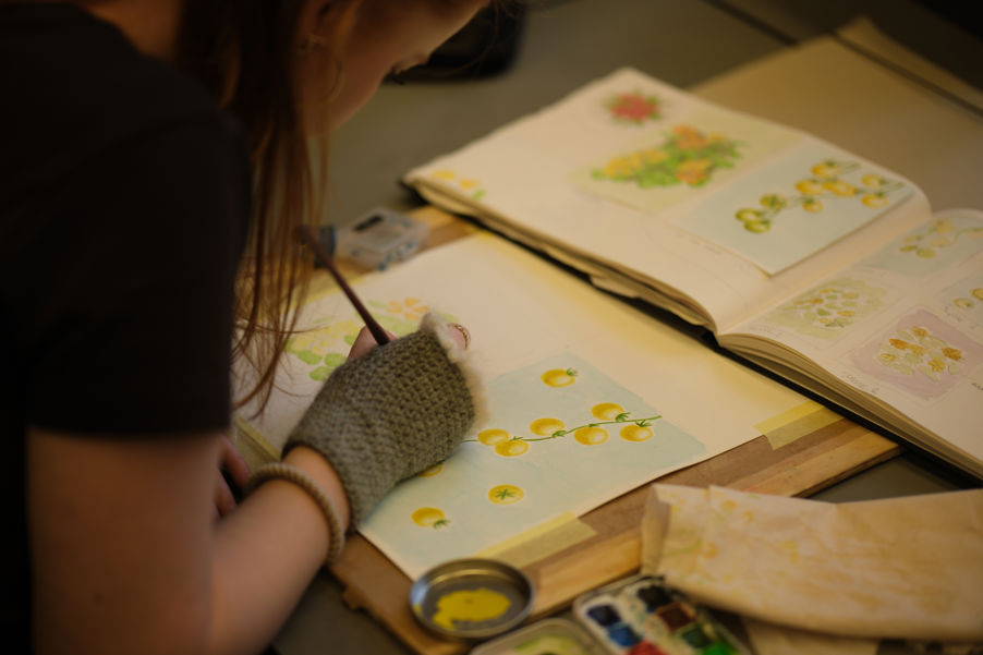 et barn som tegner på et papir et barn som tegner på et papir