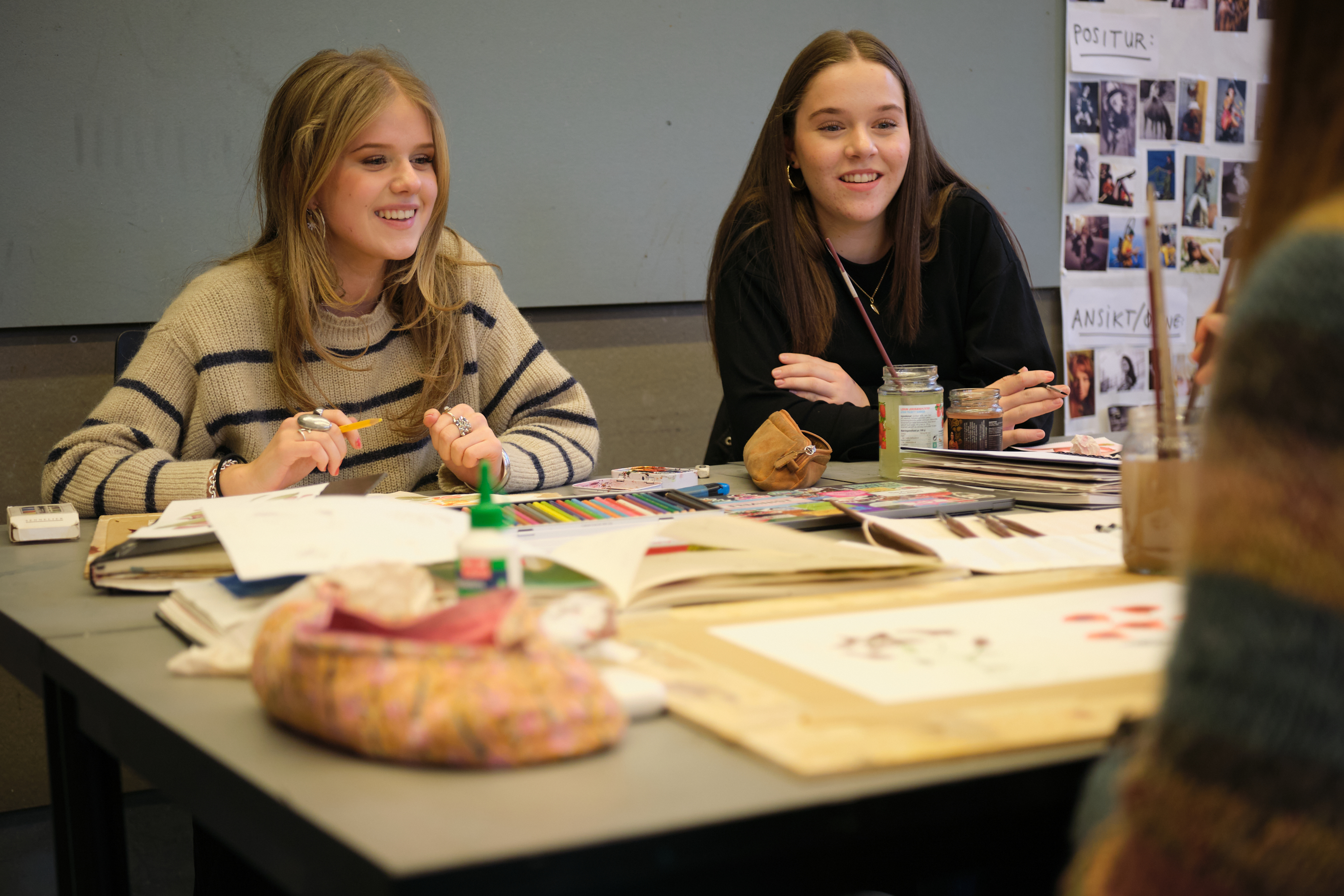 et par personr som sitter ved et bord med mat og drikke
