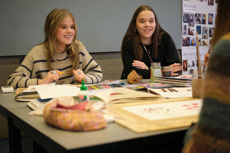 et par personr som sitter ved et bord med mat og drikke et par personr som sitter ved et bord med mat og drikke