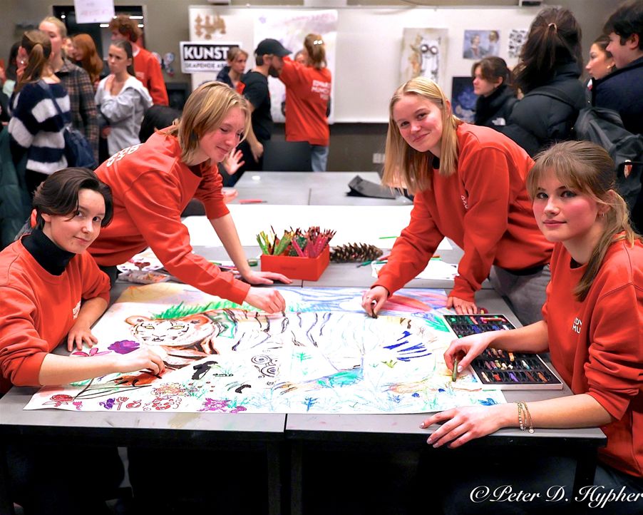 en gruppe personr som spiller brettspill en gruppe personr som spiller brettspill