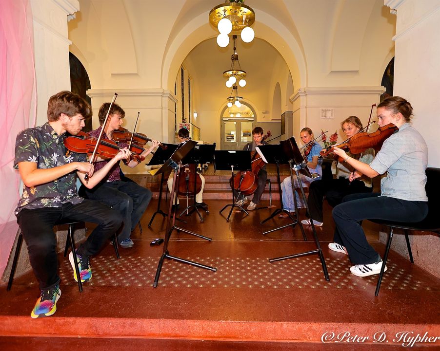 en gruppe mennesker som spiller instrumenter