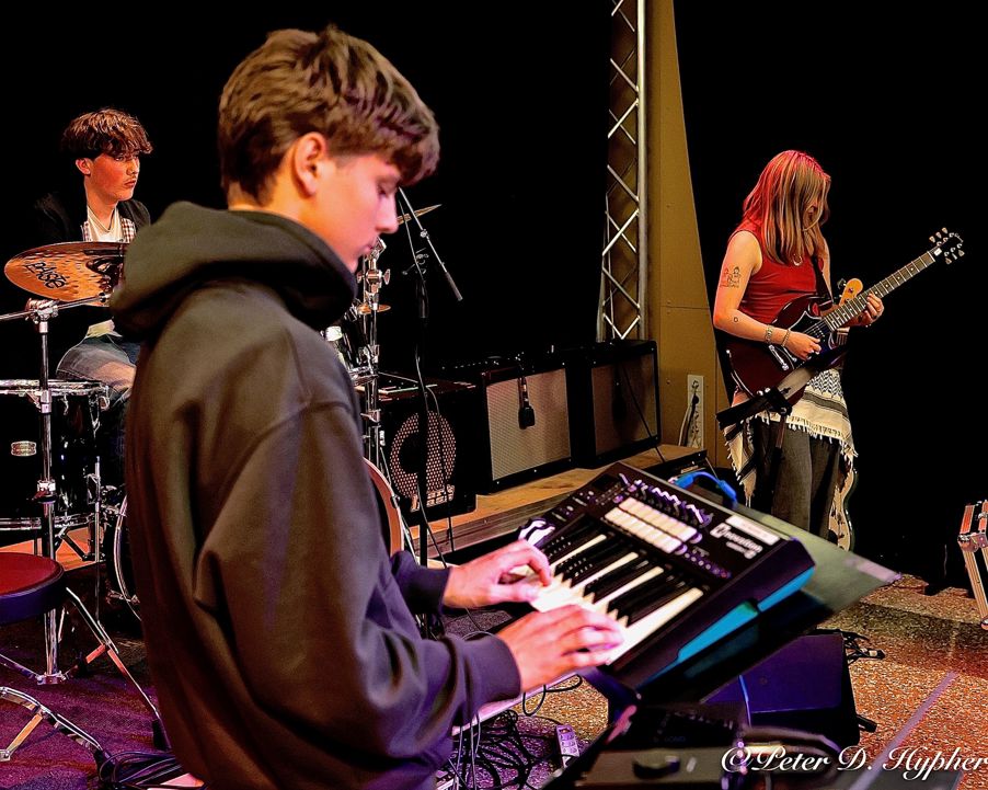 en gruppe mennesker som spiller instrumenter